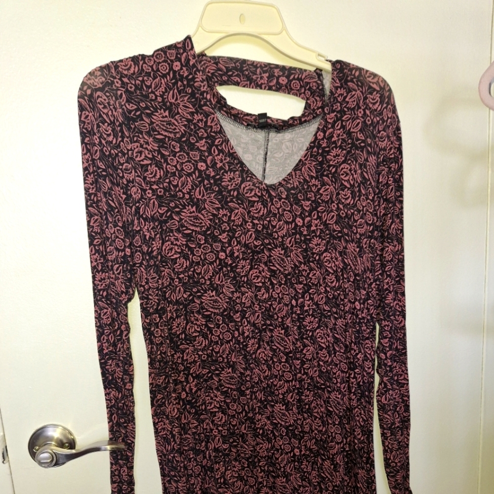 Express Black and Pink Bodycon Dress with Long Sleeves and V-Neck